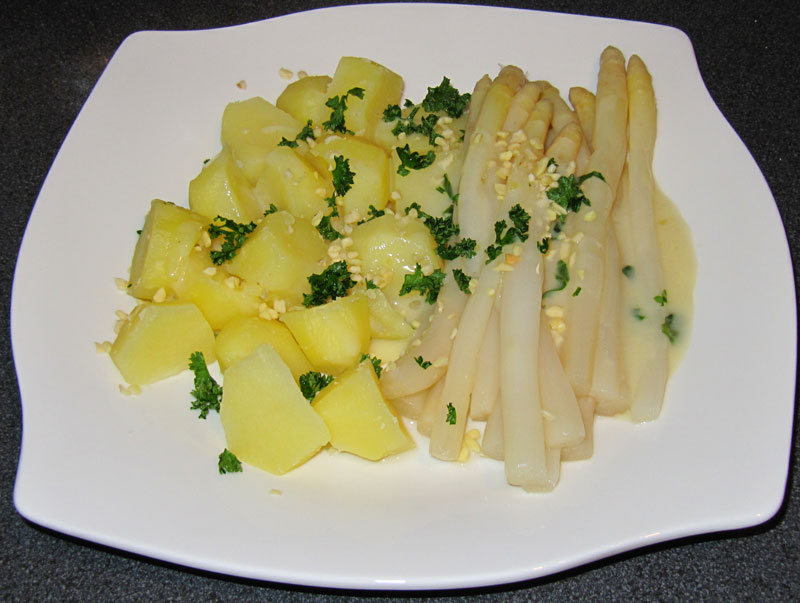 Spargel an veganer Hollandaise &amp; Kartoffeln