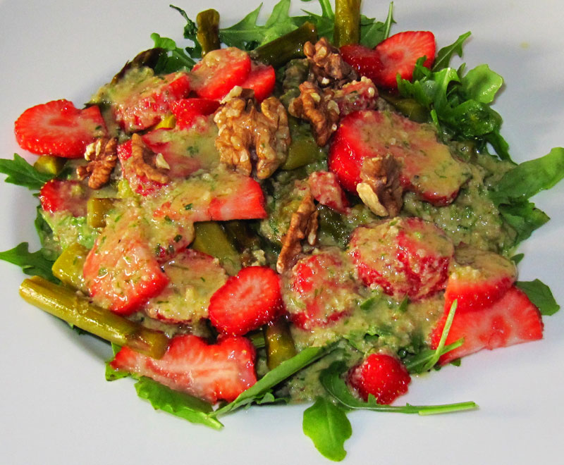 Frischer Spargelsalat mit Rucola und Erdbeeren