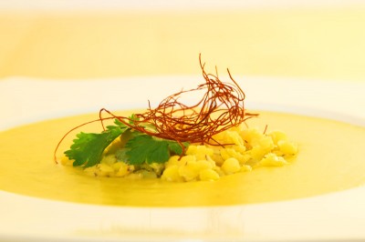 Indische gelbe Linsen Suppe mit Chilifäden und frischem Koriander