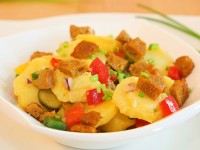Veganer schwäbischer Kartoffelsalat mit Seitan-Häppchen